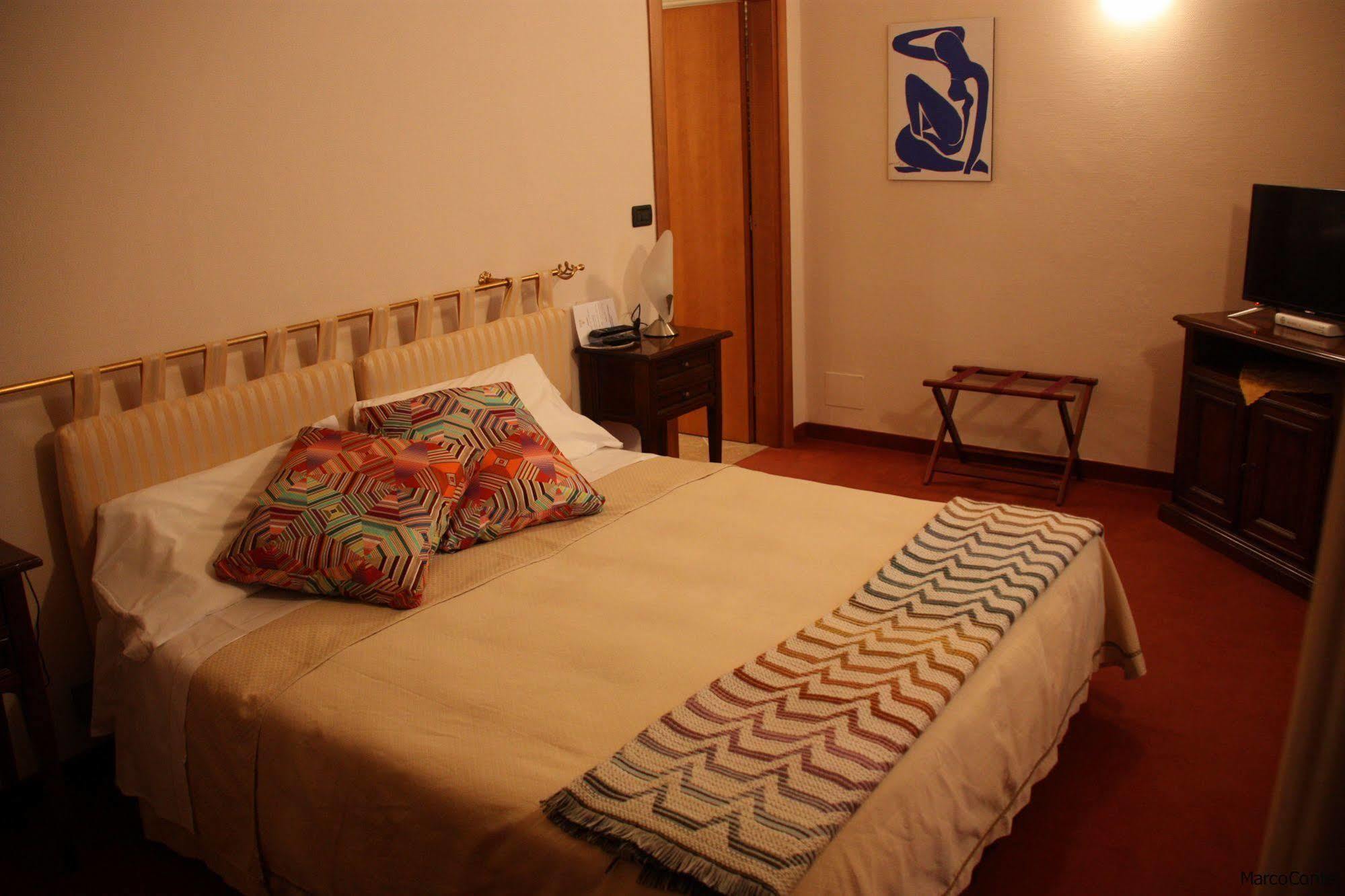Hotel Lux Alessandria Luaran gambar